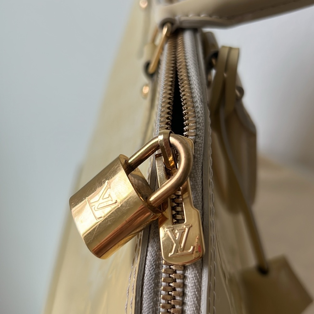 LOUIS VUITTON Vernis Alma GM Blanc Corail - Picture 15 of 17